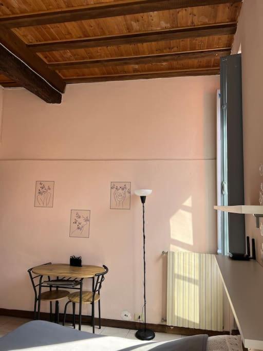 Minimal Studio Con Travi A Vista Piacenza Exteriér fotografie